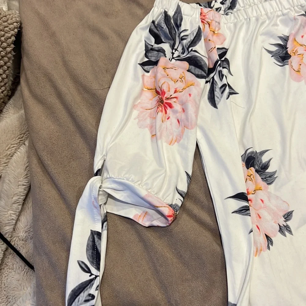 Size large floral off the shoulder, ties on the 3/4 sleeve - Picture 4 of 4